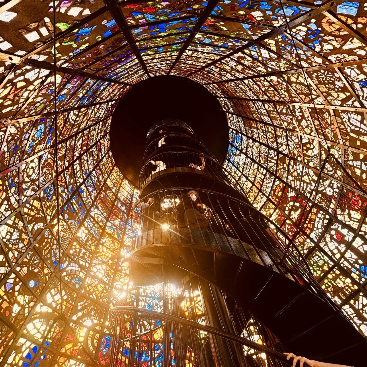 Витражная башня музея под открытым небом Хаконэ